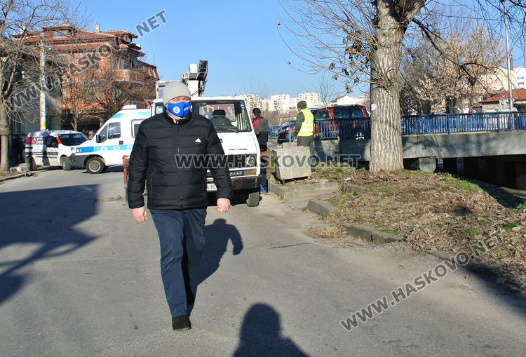 Започна резитбата на тополите, затвориха част от булеварда край реката