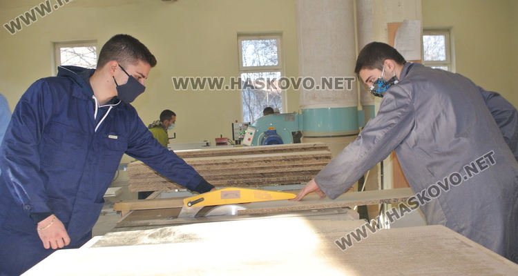 В Хасковските професионални гимназии възобновиха практиките