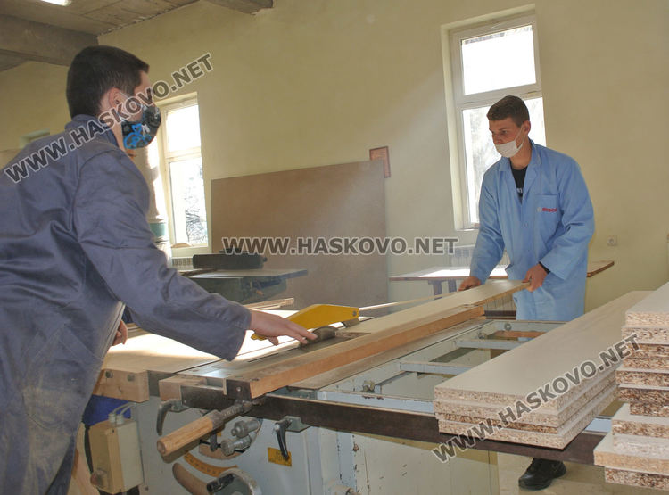 В Хасковските професионални гимназии възобновиха практиките