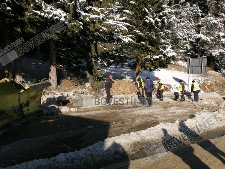 Десетки закъсаха на Пампорово, шахта затвори и превърна пътя в ледена пързалка /новина в снимки/