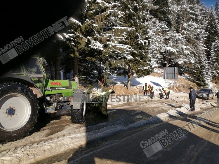 Десетки закъсаха на Пампорово, шахта затвори и превърна пътя в ледена пързалка /новина в снимки/