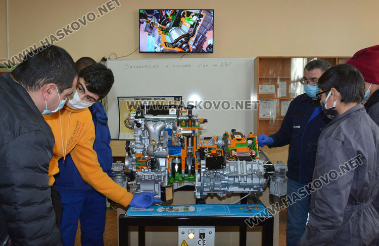 В Гимназията по транспорт започнаха обучение по новия хибриден двигател