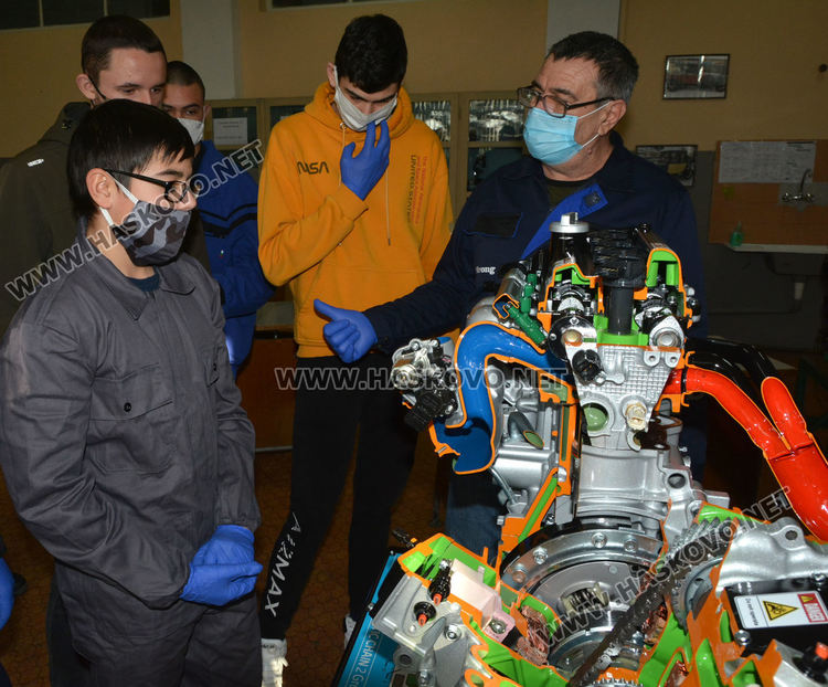 В Гимназията по транспорт започнаха обучение по новия хибриден двигател