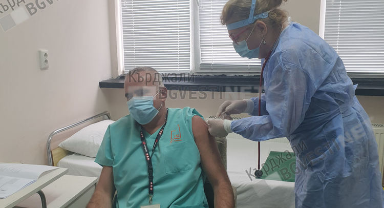 Днес започва поставянето на втората доза от ваксината срещу коронавирус, първи в областта са спешните медици