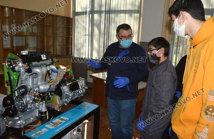 В Гимназията по транспорт започнаха обучение по новия хибриден двигател