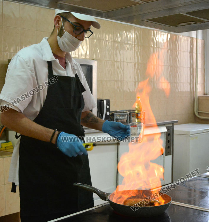 Обяд от практиката в Гимназията по туризъм за медиците на първа линия