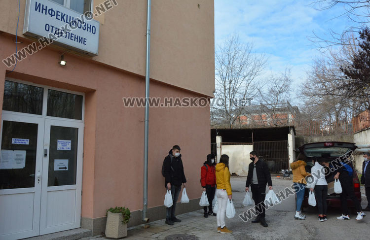 Обяд от практиката в Гимназията по туризъм за медиците на първа линия