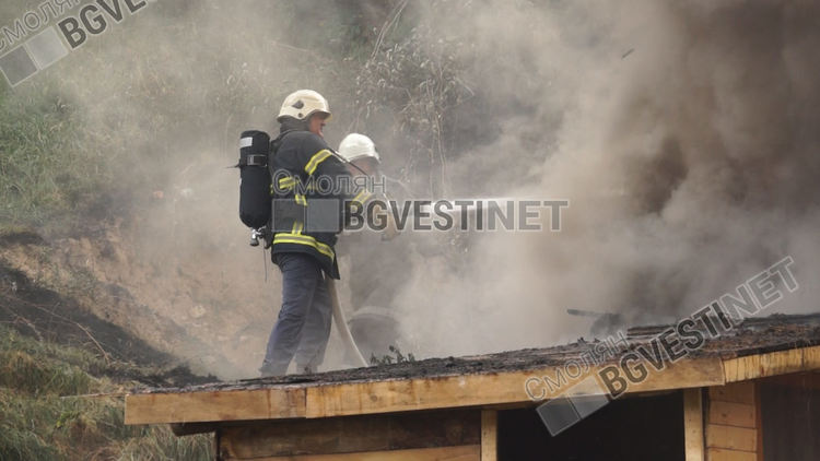 Късо съединение подпали гаражи в Елховец    