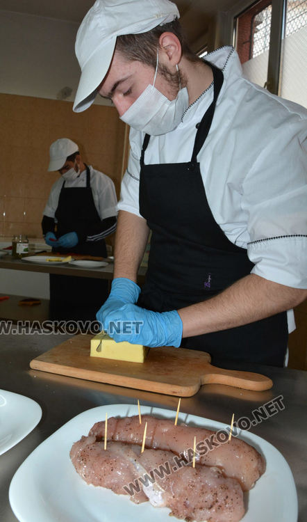 Обяд от практиката в Гимназията по туризъм за медиците на първа линия