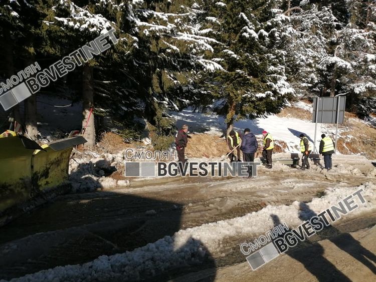 Шахтата, заледила пътя в Пампорово, била запушена не само от наноси, а и от битови отпадъци