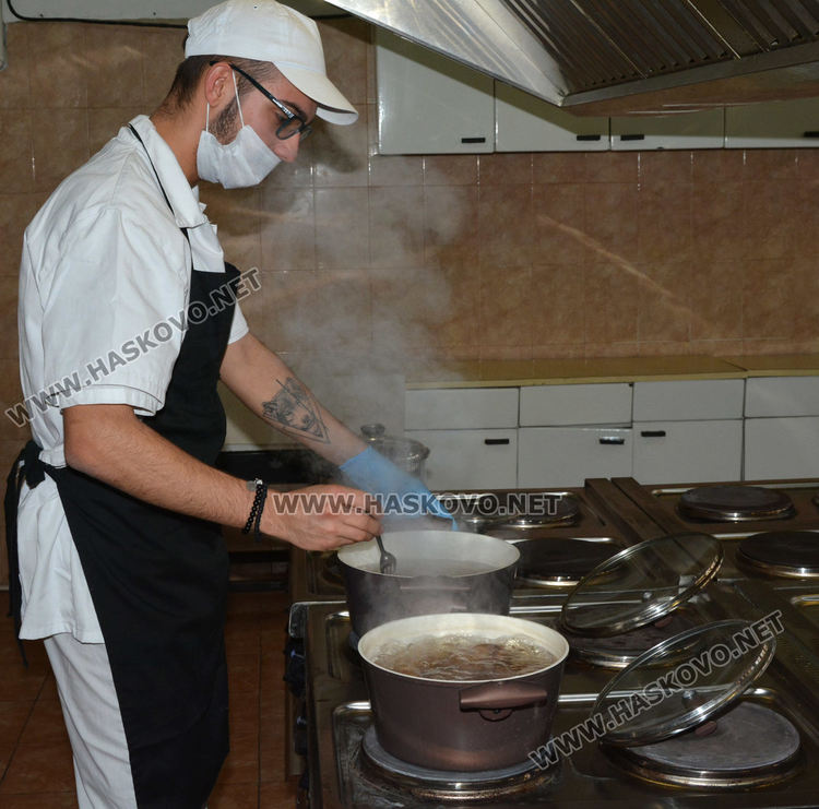 Обяд от практиката в Гимназията по туризъм за медиците на първа линия