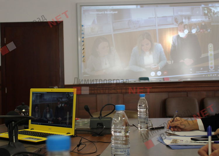 Откриха обновено междублоково пространство в Димитровград по проект между България и Турция