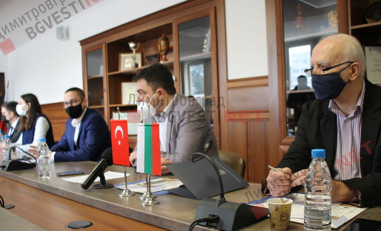 Откриха обновено междублоково пространство в Димитровград по проект между България и Турция