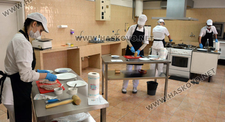 Обяд от практиката в Гимназията по туризъм за медиците на първа линия