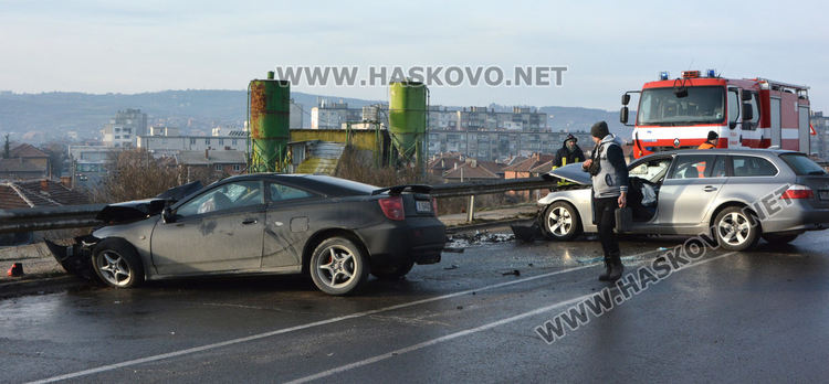 Моторист и двама пътници в коли пострадаха при катастрофи