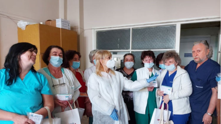 Дарение получиха акушерки и млади майки в Перник