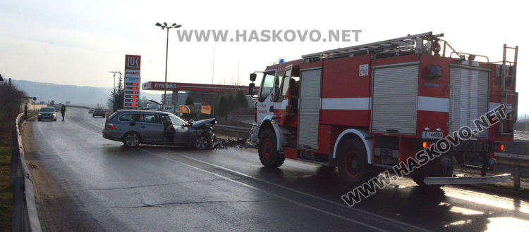 Моторист и двама пътници в коли пострадаха при катастрофи