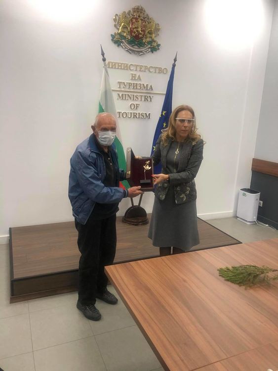 Министърът на туризма удостои с грамота най-възрастния практикуващ скиор