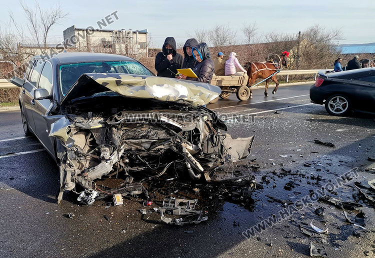 Моторист и двама пътници в коли пострадаха при катастрофи