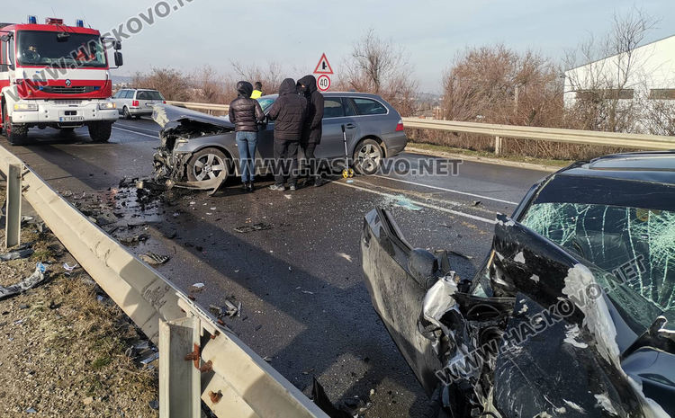 Моторист и двама пътници в коли пострадаха при катастрофи