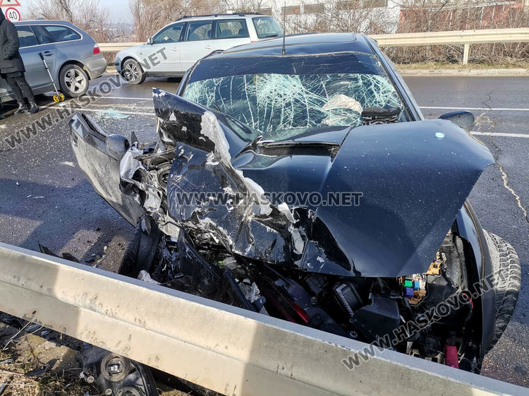 Моторист и двама пътници в коли пострадаха при катастрофи