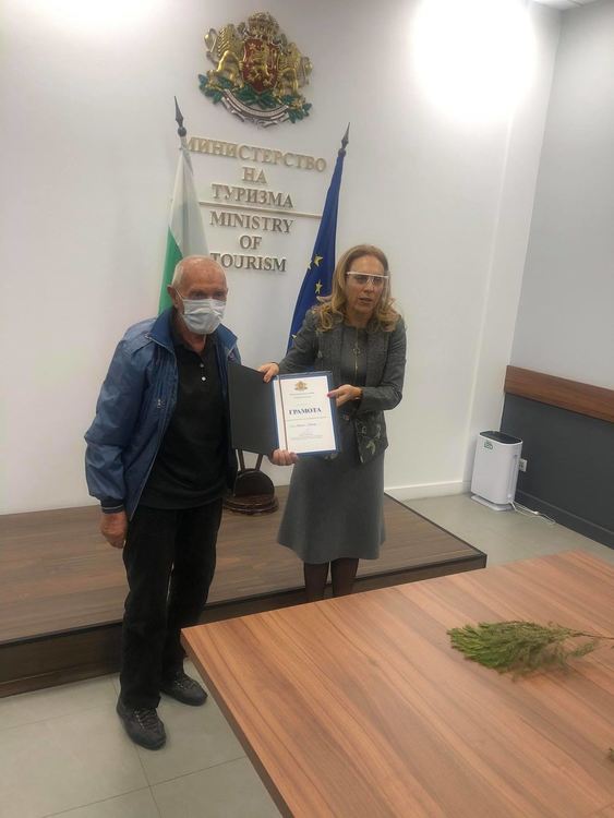Министърът на туризма удостои с грамота най-възрастния практикуващ скиор