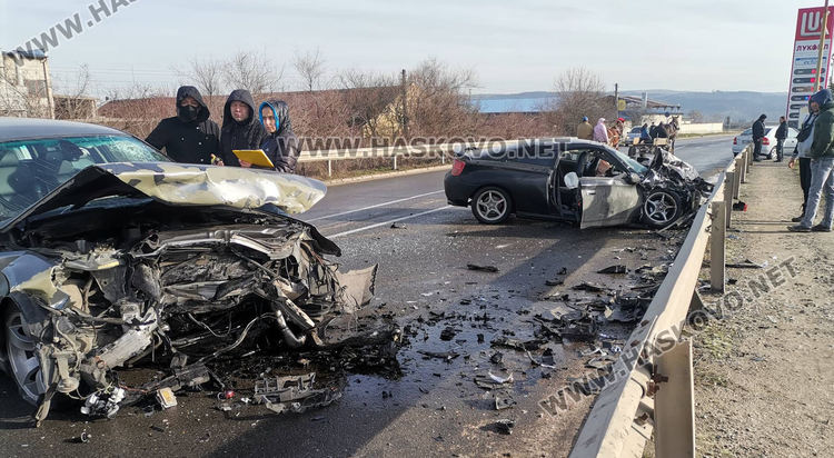Моторист и двама пътници в коли пострадаха при катастрофи