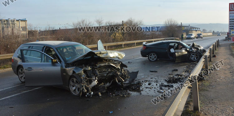 Моторист и двама пътници в коли пострадаха при катастрофи