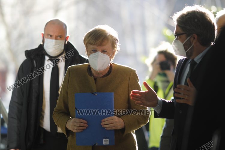 Меркел: Новата разновидност на коронавируса е заплаха