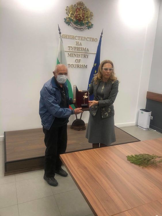 Министърът на туризма удостои с грамота най-възрастния практикуващ скиор