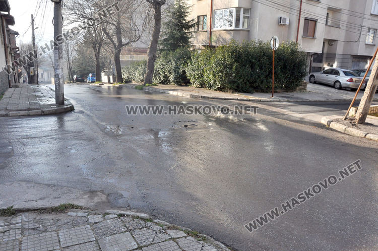 Вода се излива по улица в квартал „Любен Каравелов“