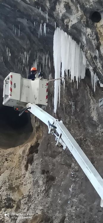 Ледени сталактити застрашават шофьорите по пътя за Триград