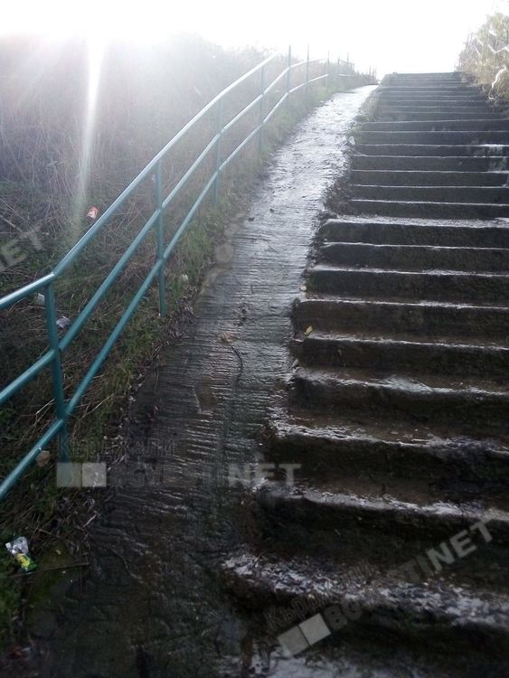 Авария във водопровод подкопава стълбището на въжения мост за „Възрожденци”, може опасно да го компрометира