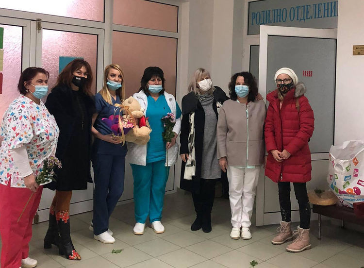 Жените социалистки с признание към медиците от родилната помощ