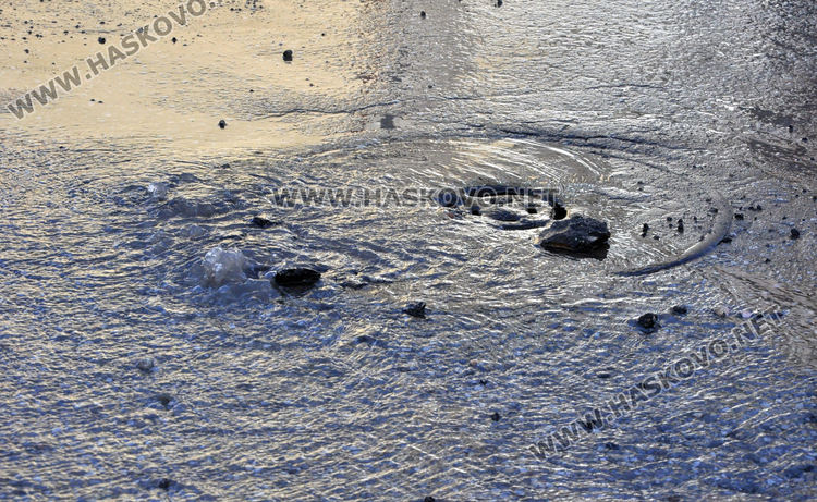 Вода се излива по улица в квартал „Любен Каравелов“