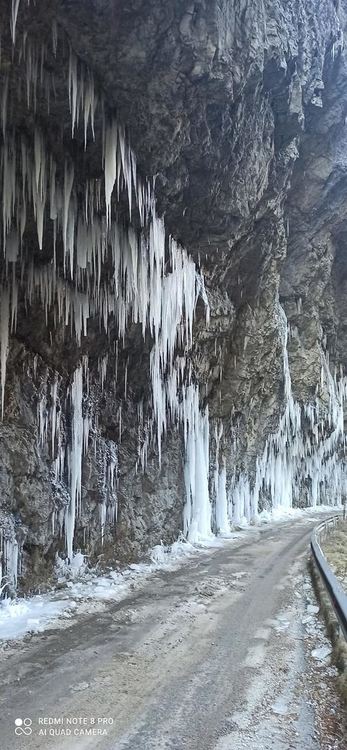 Ледени сталактити застрашават шофьорите по пътя за Триград
