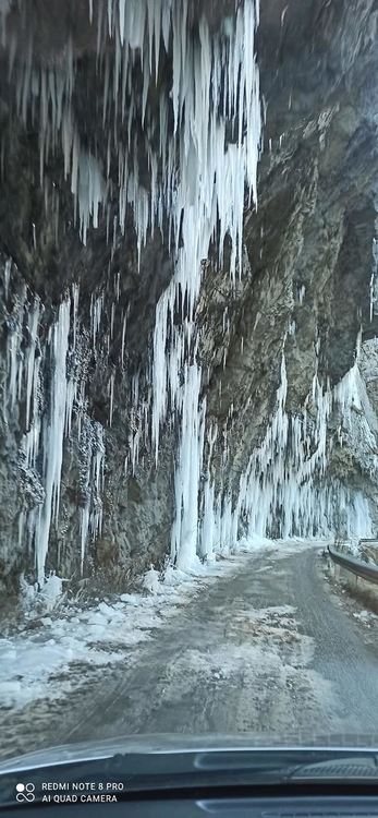 Ледени сталактити застрашават шофьорите по пътя за Триград