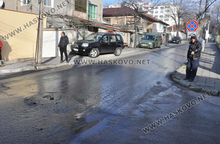 Вода се излива по улица в квартал „Любен Каравелов“