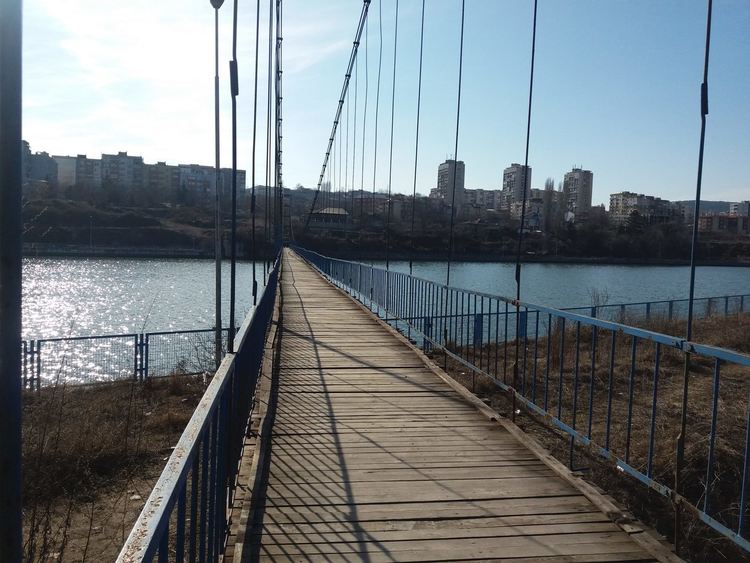 Авария във водопровод подкопава стълбището на въжения мост за „Възрожденци”, може опасно да го компрометира