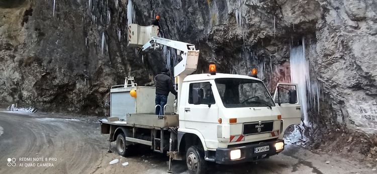 Ледени сталактити застрашават шофьорите по пътя за Триград