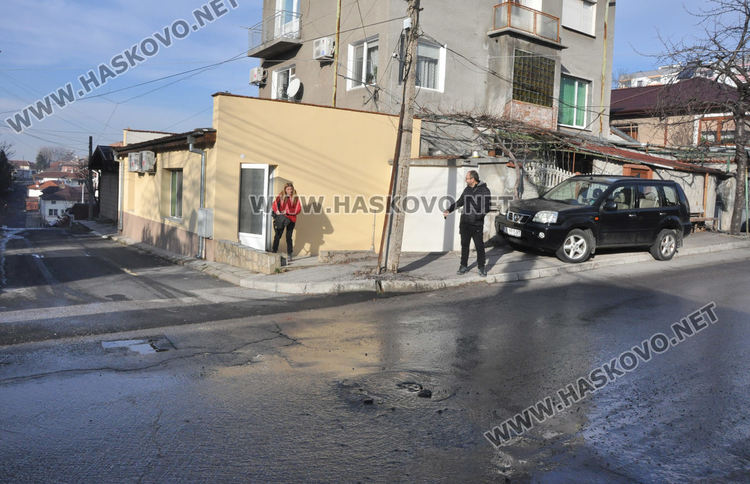 Вода се излива по улица в квартал „Любен Каравелов“