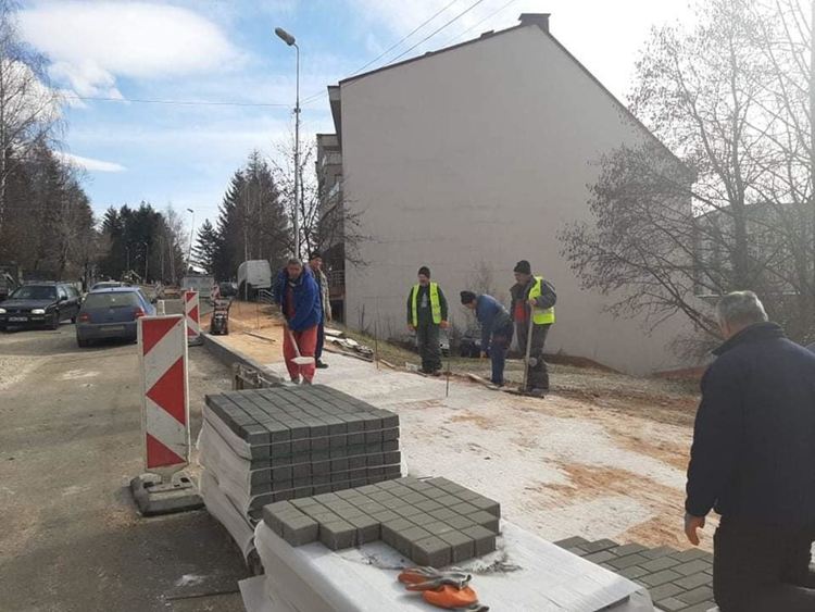 Общината подменя тротоари, хората се молят плочките да не останат "криви и хлътнали"