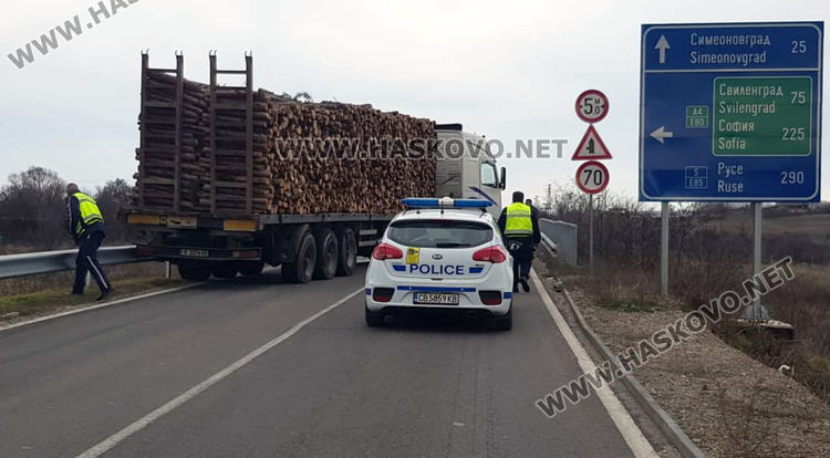 Тир с дърва се завъртя и блокира пътя край Хасково