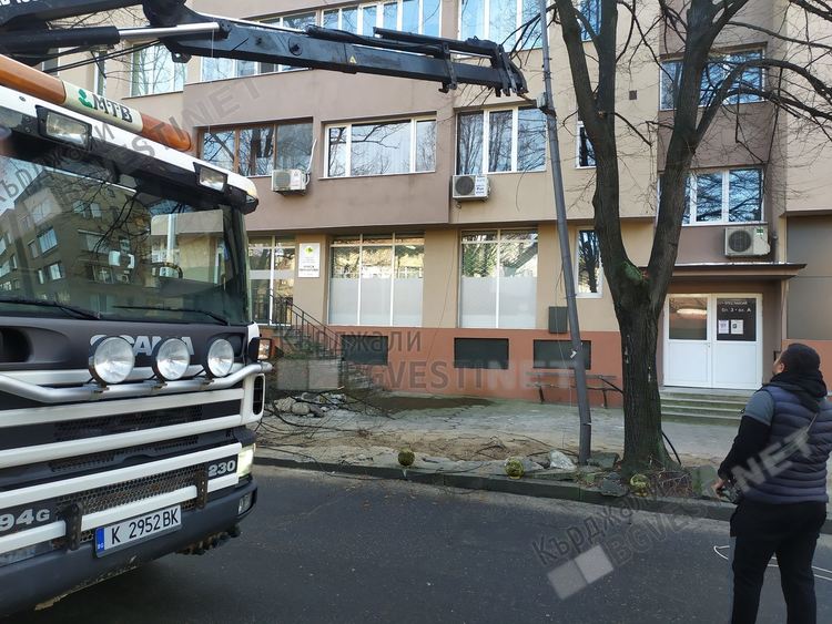 Подменят стълбовете за уличното осветление по тъмната „Отец Паисий”