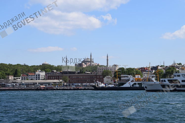 Приключи ваксинирането на медицинския персонал  в Истанбул , децата влязоха в класните стаи