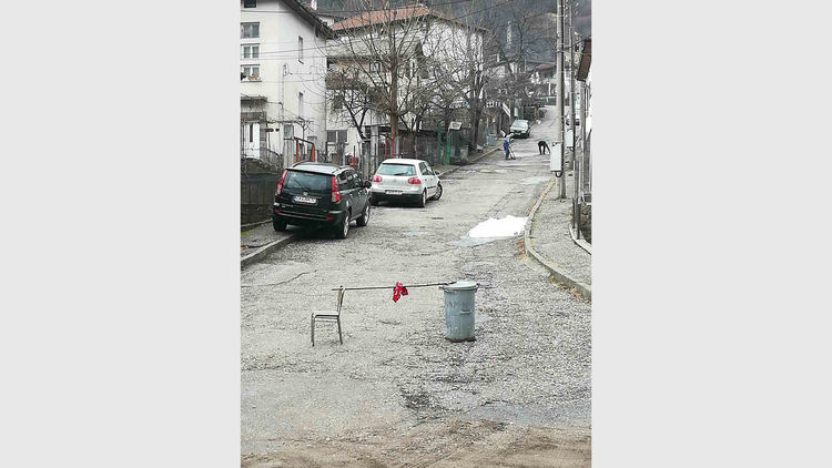 Девинчани сами си циментираха улицата