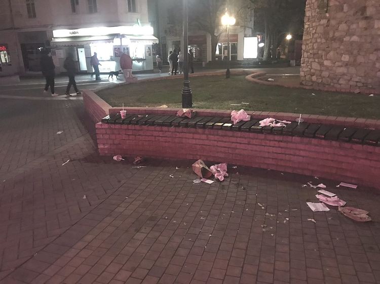 Хасковлийка: Центърът е осеян с опаковки и останки от храна