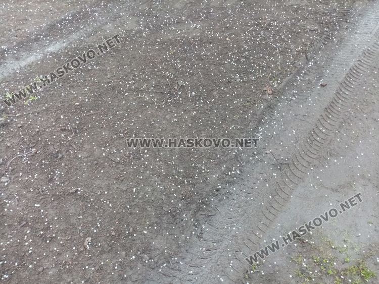 Гръмотевици и градушка насред зима в Хасково