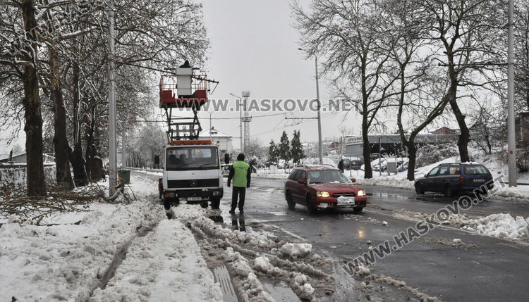 Паднали клони от снега скъсаха жиците на тролея
