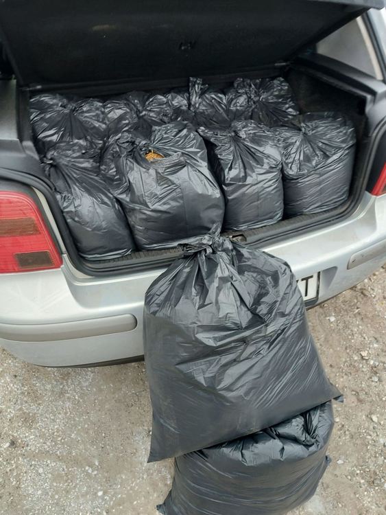 Склад за безакцизен тютюн беше открит в покрайнините на Асеновград